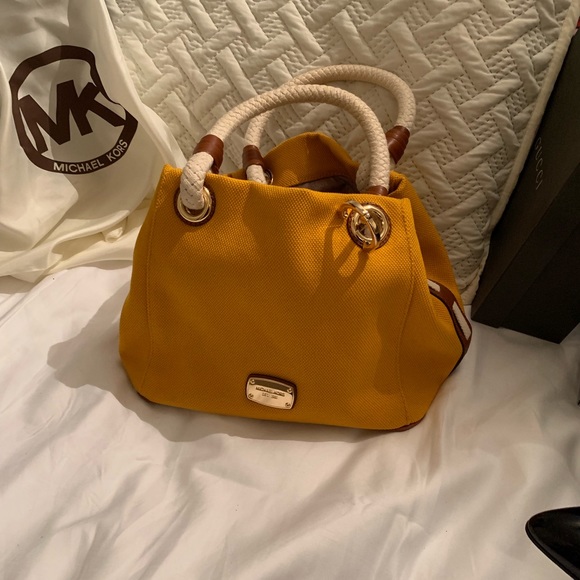 Michael Kors Handbags - Trendy Handbag 👜